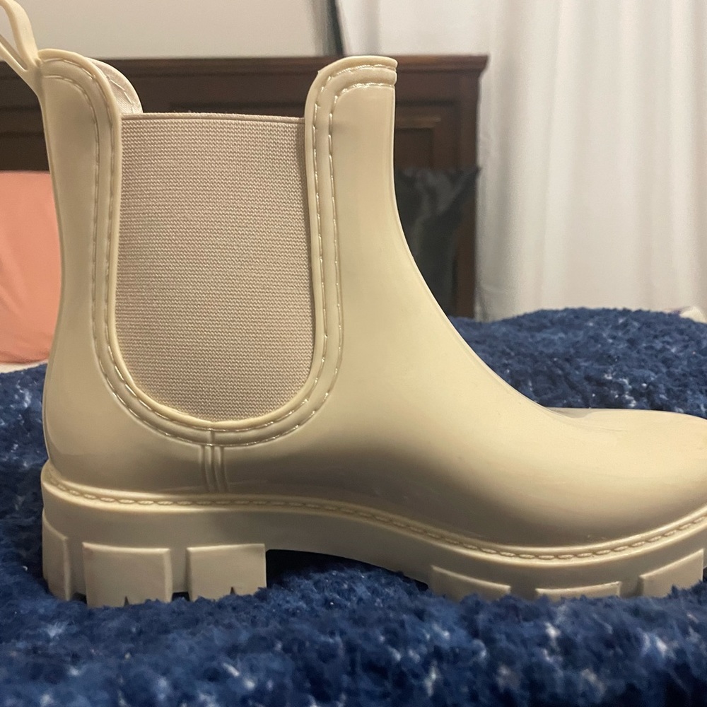 Boots women cream in color worn less than 5 times.